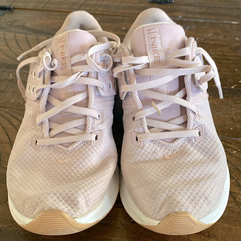 Nike Women’s AirMax Size 8 Volleyball Shoes